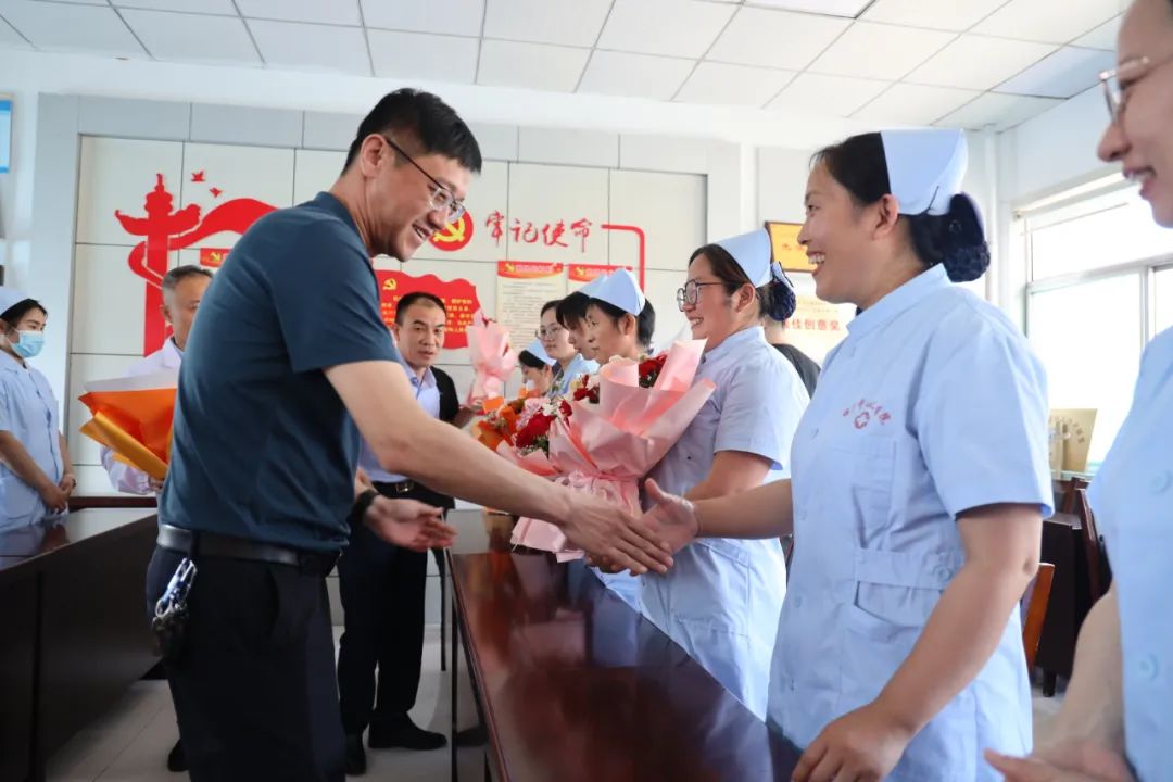 明集镇开展“5.12”国际护士节走访慰问活动(图4)
